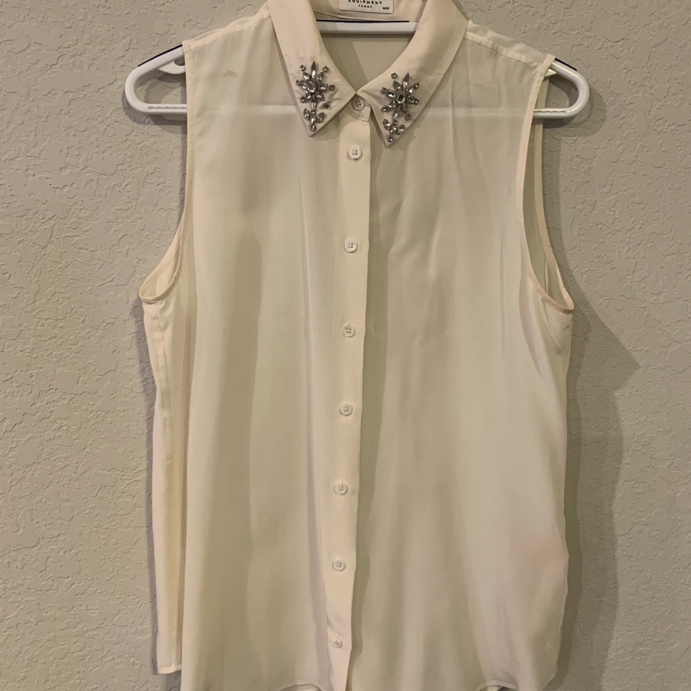 Sleeveless blouse